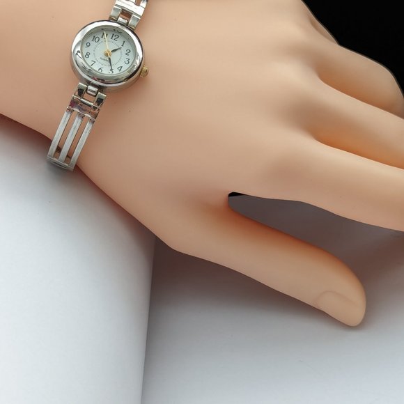 SS Stretchable Band Easy to read Watch Working and Excellent working condition - Picture 3 of 5